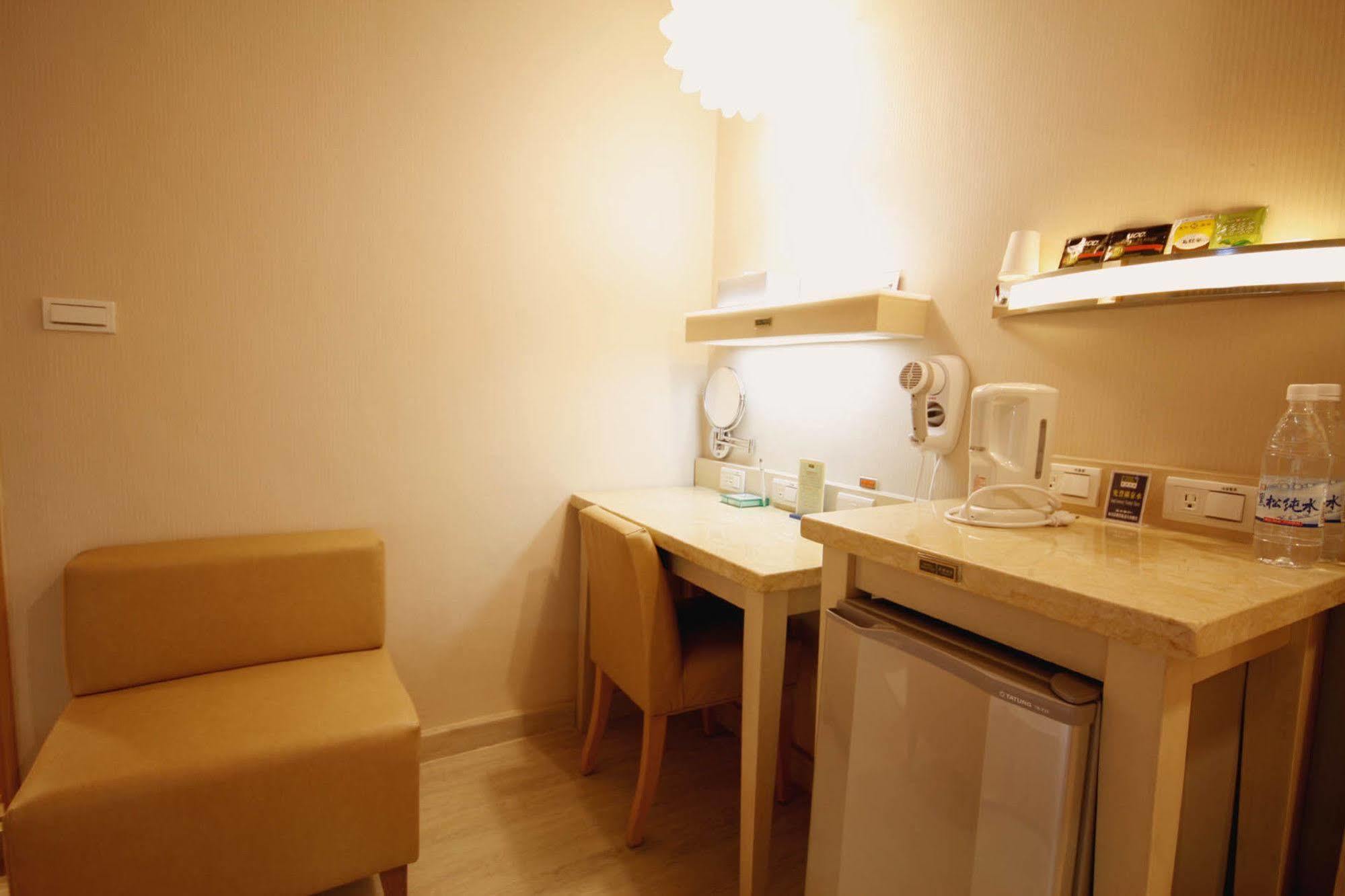 Kindness Hotel - Tainan Minsheng Bagian luar foto