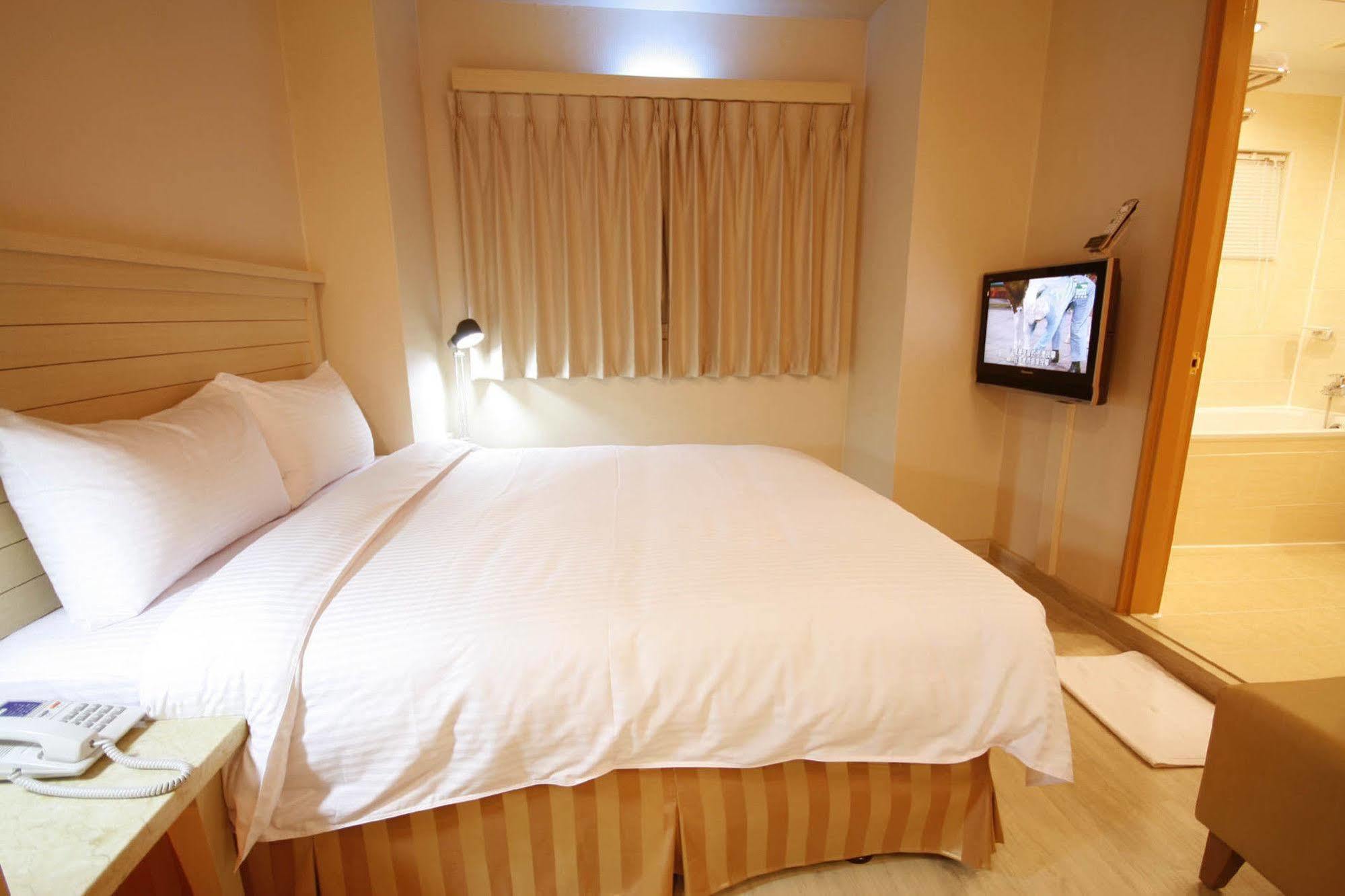 Kindness Hotel - Tainan Minsheng Bagian luar foto